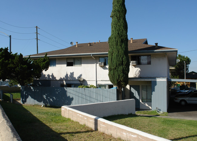 955 S Sherman Ave in Corona, CA - Foto de edificio - Building Photo