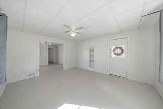 107 W 1st St in Lampasas, TX - Building Photo - Building Photo