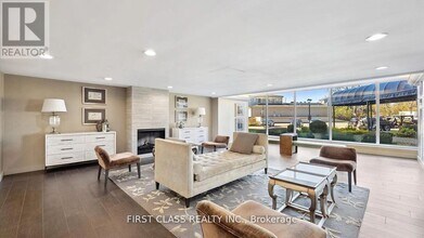 7811 Yonge St in Markham, ON - Building Photo - Building Photo