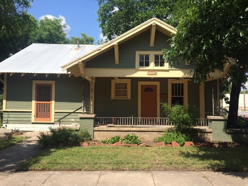 402 S Chestnut St in Lampasas, TX - Building Photo