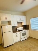5600 S Broadway, Unit Apt #4 in Los Angeles, CA - Building Photo - Building Photo
