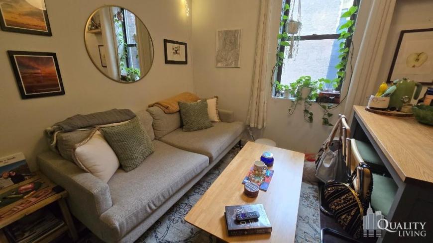 75 W 71st St in New York, NY - Building Photo