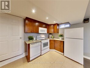 5 Regis Ct in Hamilton, ON - Building Photo - Building Photo