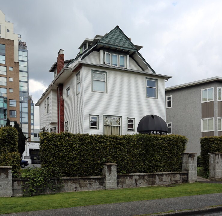 1255 W 10th Ave in Vancouver, BC - Building Photo