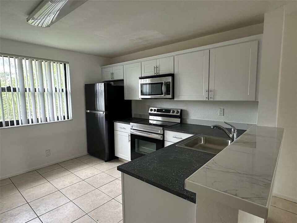 10115 W Sunrise Blvd, Unit 306 in Plantation, FL - Foto de edificio