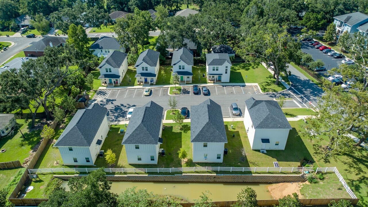 Utopia Cottages - Private Student Housing in Pensacola, FL - Building Photo