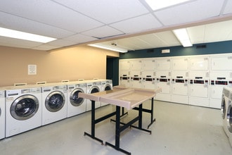 Whispering Oaks Apartments in Waukegan, IL - Foto de edificio - Building Photo