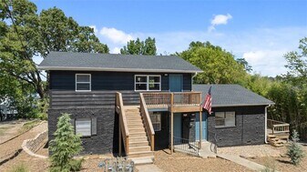 828 W Caraway St in Fayetteville, AR - Building Photo