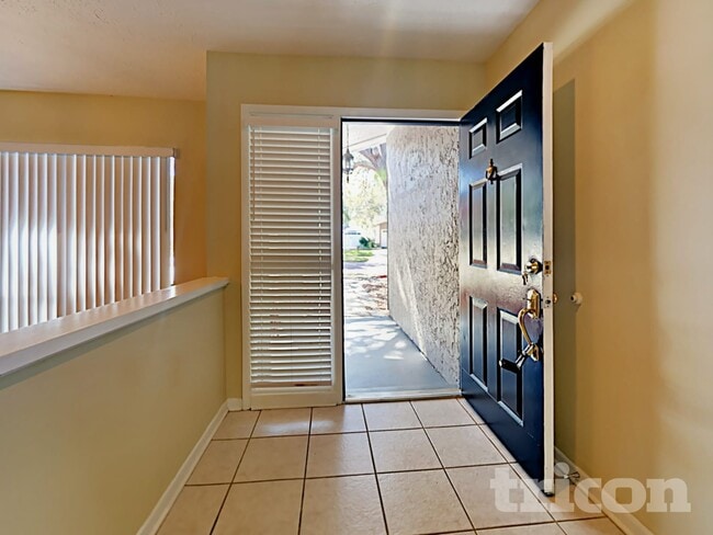 610 Oakmoss Dr in Brandon, FL - Foto de edificio - Building Photo