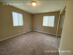 2740 Rosalyn Ct in Minneapolis, MN - Building Photo - Building Photo