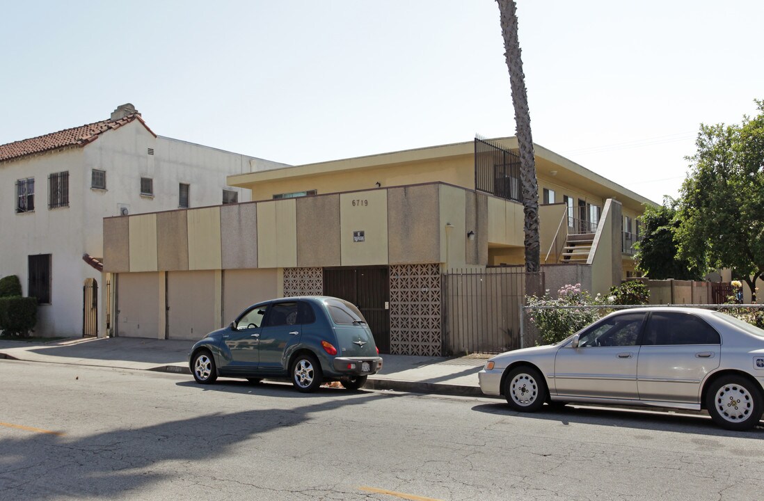 6719 Malabar St in Huntington Park, CA - Building Photo