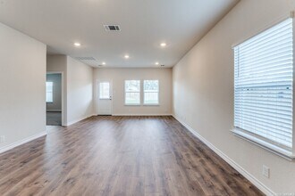 5015 Gully Wy in San Antonio, TX - Foto de edificio - Building Photo