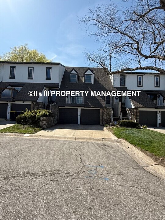 411 Woodbridge Ln in Kansas City, MO - Building Photo