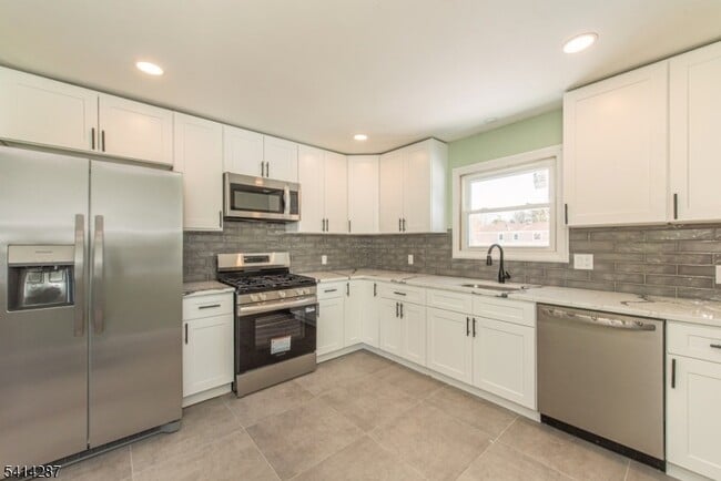 10 Cardinal Ln in Lincoln Park, NJ - Foto de edificio - Building Photo