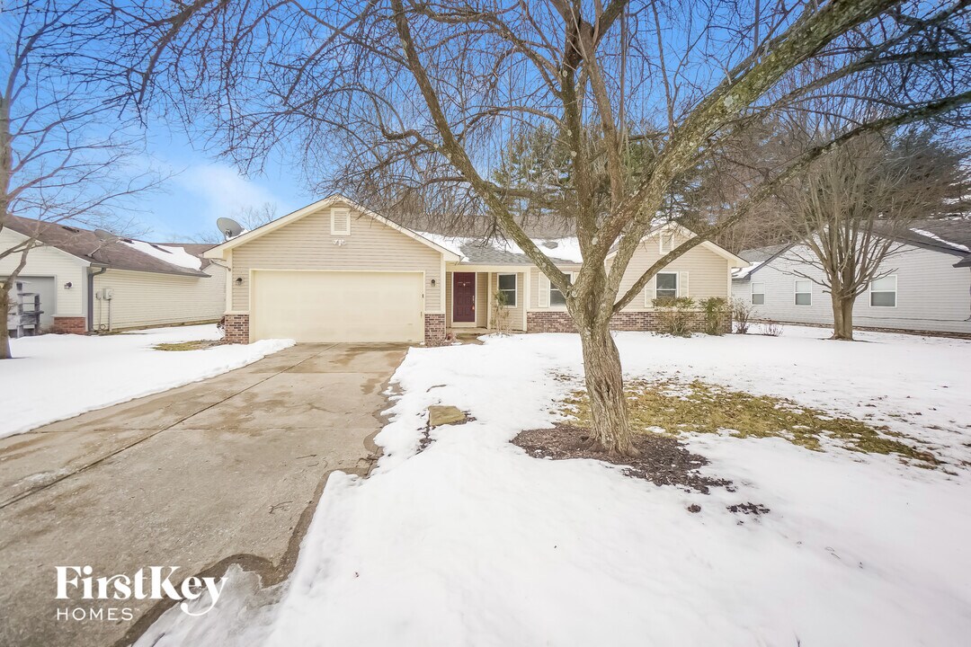 825 Country Ln in Indianapolis, IN - Building Photo