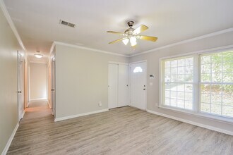 1033 Dawson Dr in West Columbia, SC - Foto de edificio - Building Photo