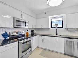 3372 NE 191st St in Aventura, FL - Building Photo