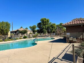 8111 W Lynwood St in Phoenix, AZ - Foto de edificio - Building Photo