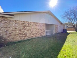 1338 Greenbriar Ln in Lancaster, TX - Foto de edificio - Building Photo