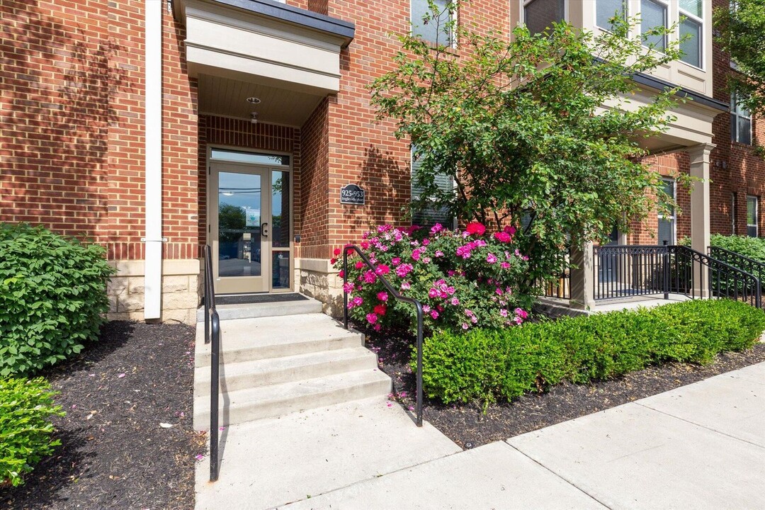 925 Ingleside Ave, Unit 301 in Columbus, OH - Building Photo