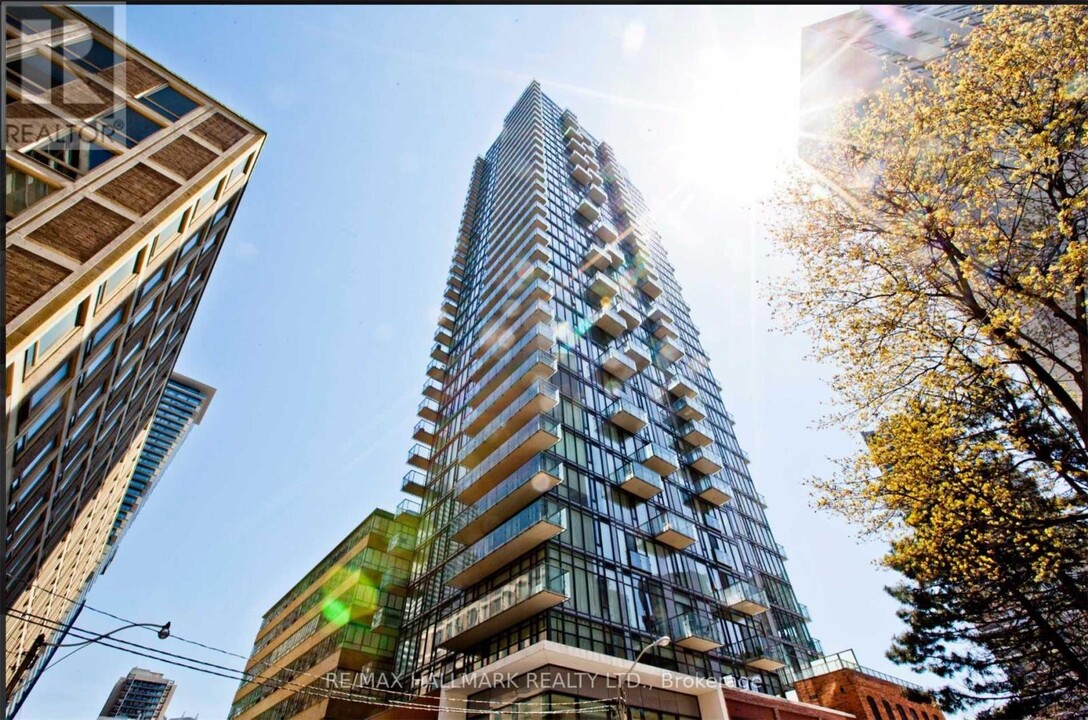 75-2075 St Nicholas St in Toronto, ON - Building Photo