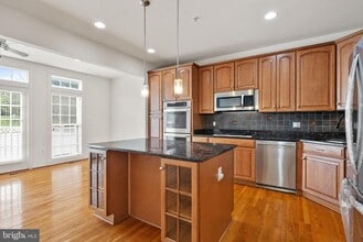 1515 Regent Manor Ct in Silver Spring, MD - Foto de edificio - Building Photo