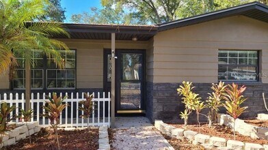 1742 Cardinal Dr in Clearwater, FL - Foto de edificio - Building Photo