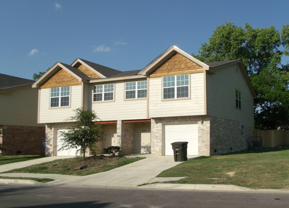 13610 Woodstone Way in San Antonio, TX - Foto de edificio