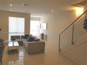 10305 NW 63rd Terrace in Doral, FL - Building Photo - Building Photo