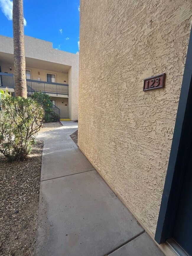 1201 S McClintock Dr in Tempe, AZ - Foto de edificio - Building Photo