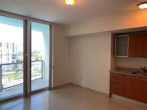 185 SW 7th St, Unit 1606 in Miami, FL - Foto de edificio - Building Photo