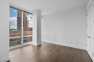 5-19 Borden Ave in Queens, NY - Building Photo - Building Photo