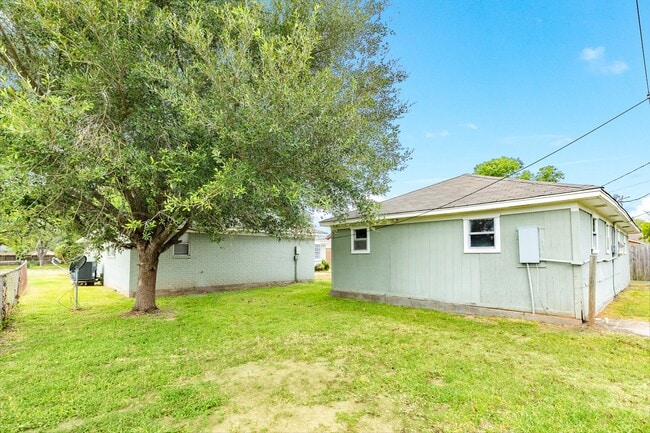 103 Honeysuckle St in Lake Jackson, TX - Building Photo - Building Photo