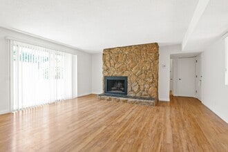 12246 Montana Ave in Los Angeles, CA - Foto de edificio - Building Photo