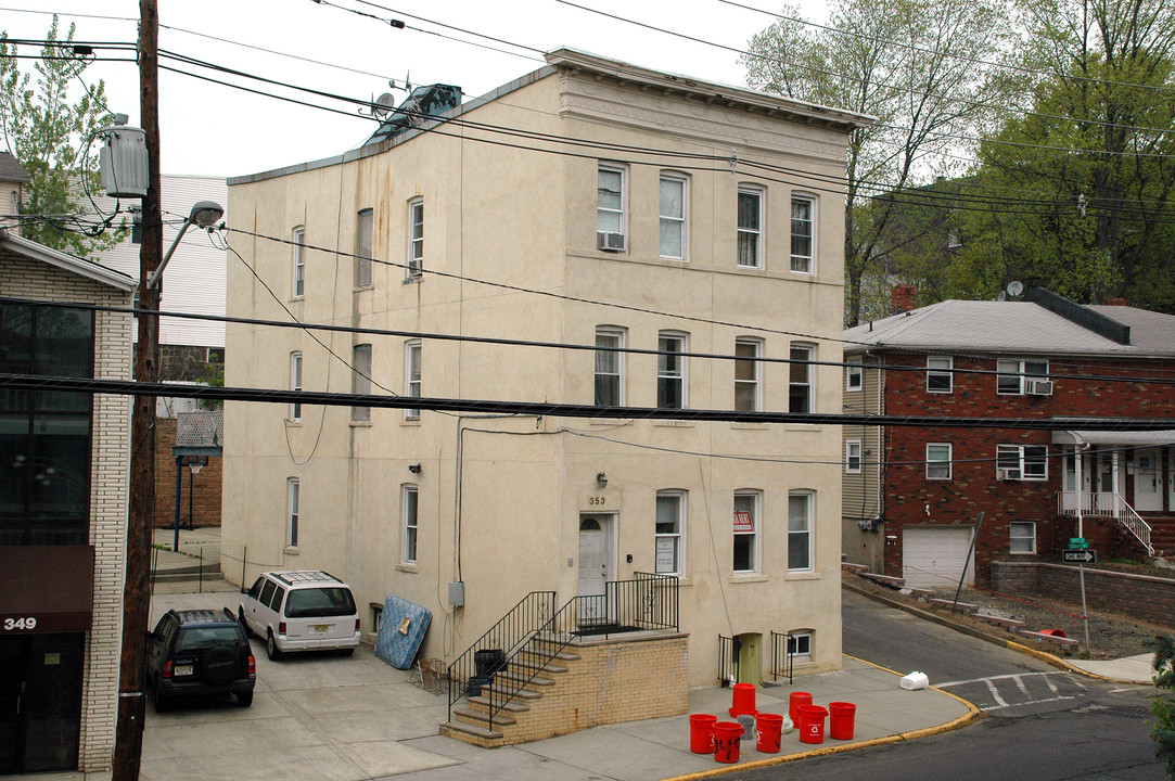 353 Gorge Rd in Cliffside Park, NJ - Building Photo