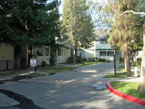 Sequoia Knolls in Fresno, CA - Foto de edificio - Building Photo