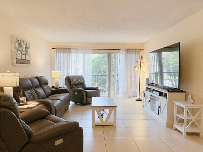 9055 Wiles Rd in Coral Springs, FL - Building Photo - Building Photo
