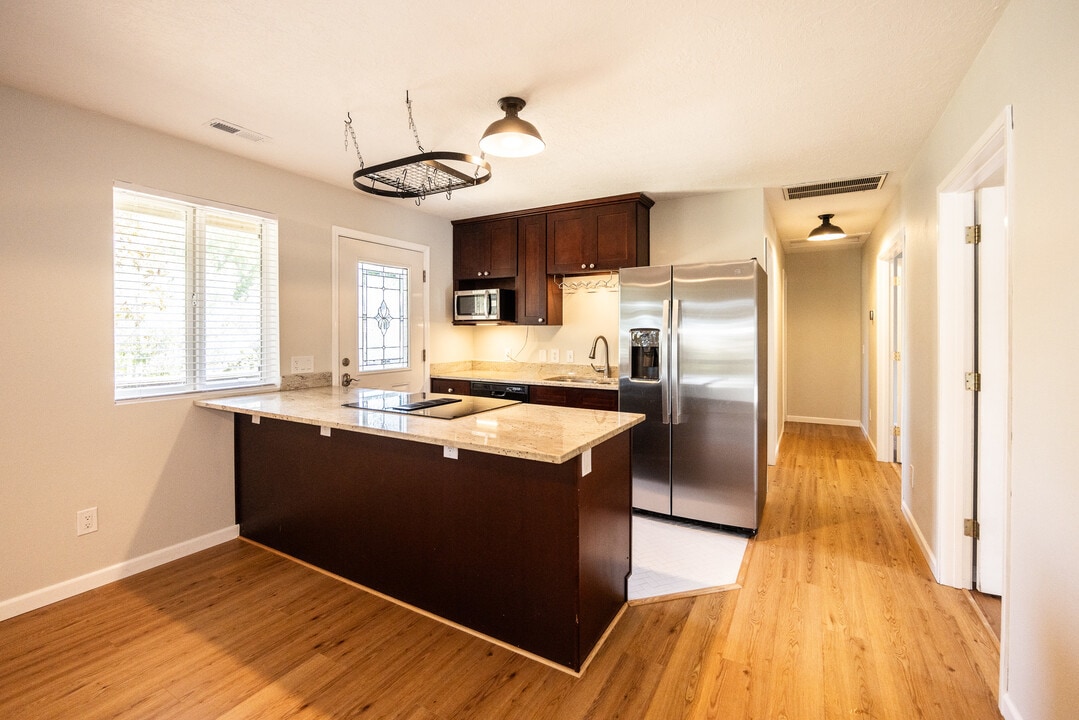 8717 NE Webster St, Unit B in Portland, OR - Foto de edificio