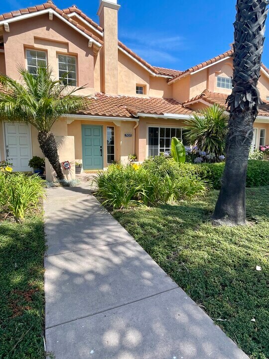 7102 Phelps Rd in Goleta, CA - Building Photo
