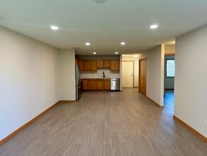323 Williamsburg Plz, Unit D in New Richmond, WI - Building Photo - Building Photo