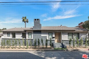 2612 Carman Crest Dr in Los Angeles, CA - Building Photo