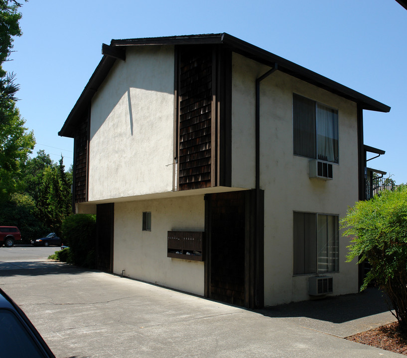 E St Apartments in Santa Rosa, CA - Building Photo