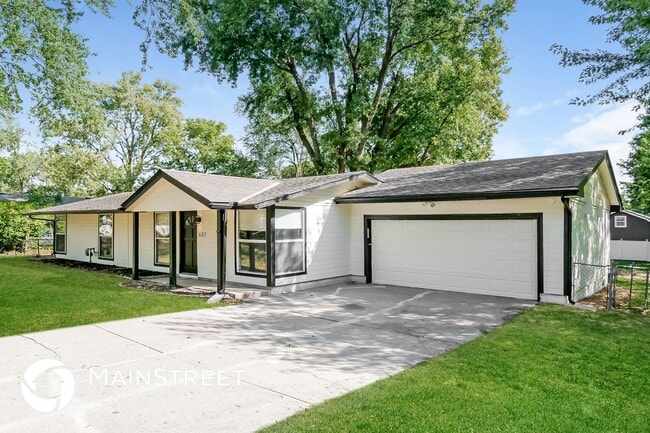 607 Hamblen Rd in Greenwood, MO - Foto de edificio - Building Photo