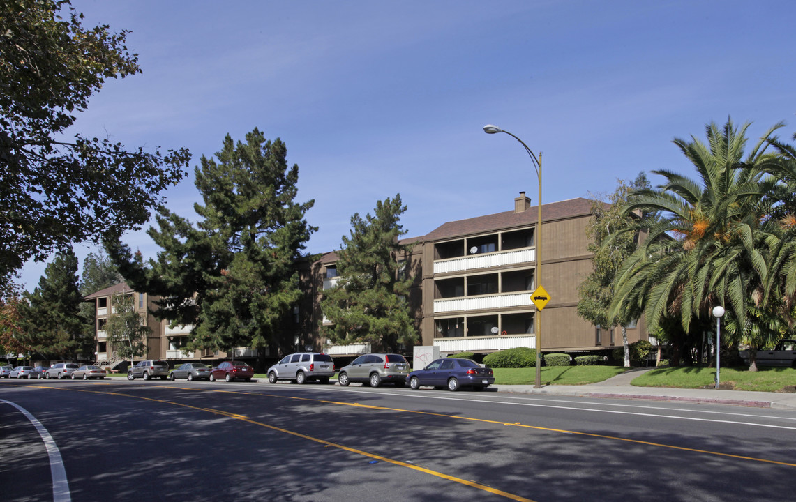 Saratoga Gardens Condominiums in San Jose, CA - Building Photo