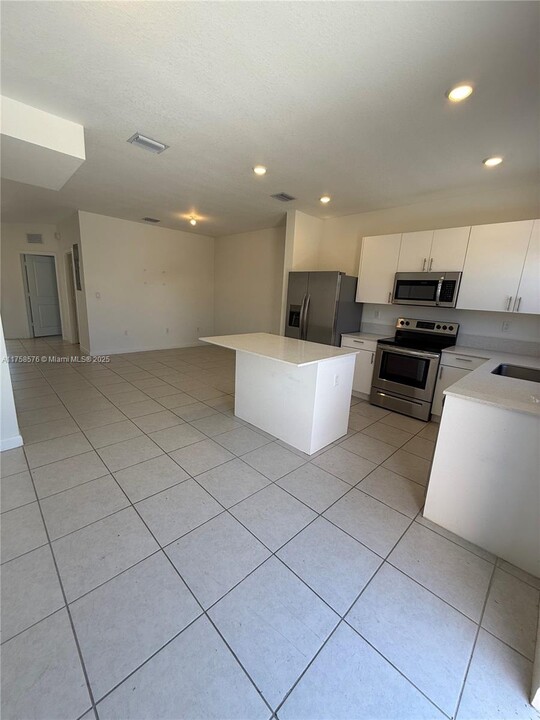23414 SW 127th Pl in Miami, FL - Building Photo
