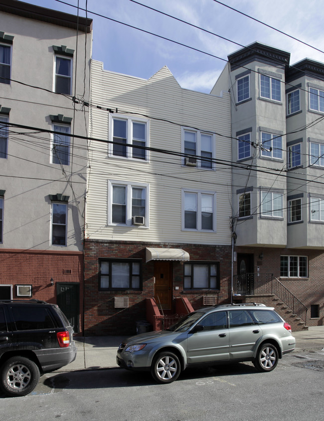 207 Adams St in Hoboken, NJ - Building Photo - Building Photo