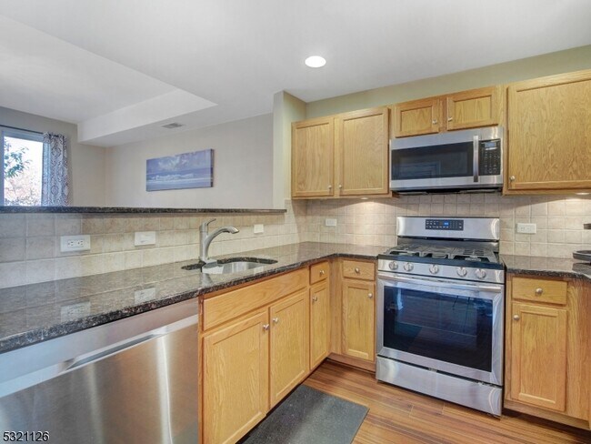 368 Rector St-Unit -209 in Perth Amboy, NJ - Building Photo - Building Photo