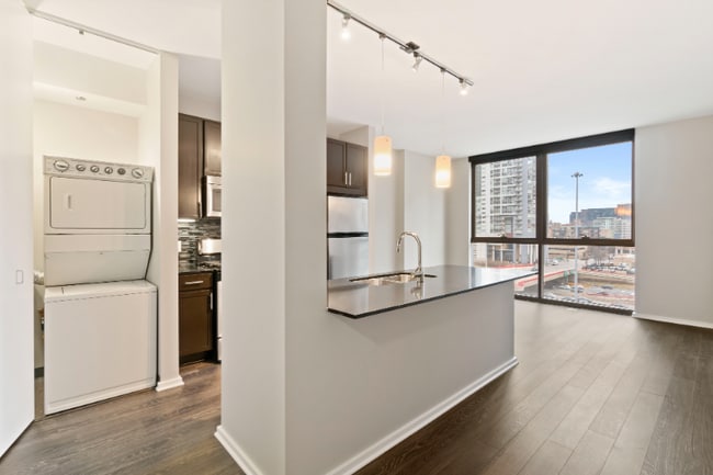 107 N Desplaines St in Chicago, IL - Foto de edificio - Building Photo