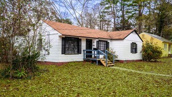 704 Woodbury Rd in Jackson, MS - Building Photo