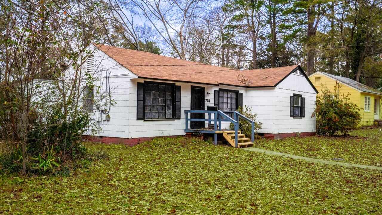 704 Woodbury Rd in Jackson, MS - Building Photo